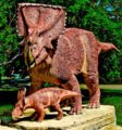 Sculpture du Vagaceratops irvinensis présenté devant le Canadian Museum of Nature à Ottawa au Canada Source.