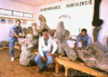 Les paléontologues Leonardo Salgado (à gauche) et Rodolfo Coria (au centre) ainsi qu’un assistant (à droite) au milieu des os d’Argentinosaurus huinculensis. Photographie prise en 1995. Credit photo : Carlos Goldin/Science photo Library.